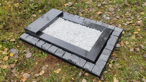 Гранитный вертикальный памятник со стеклом с прозрачным фоном, вид спереди